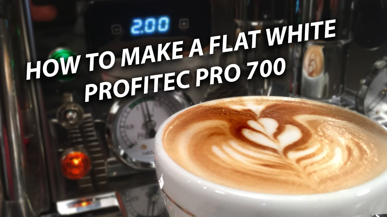 Barista membuat latte art